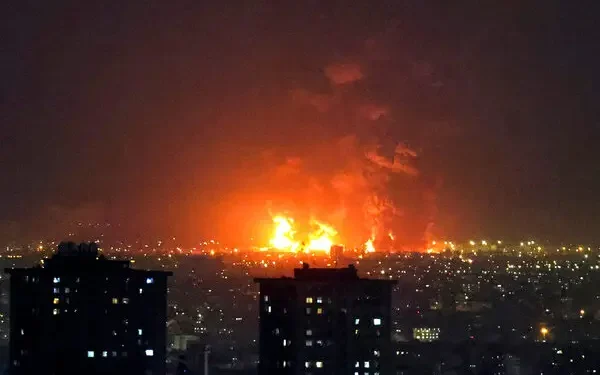 ഇറാൻ നടുങ്ങി! ടെഹ്റാനിലെ എണ്ണ സംഭരണശാല ലക്ഷ്യമിട്ട് ഇസ്രായേൽ ആക്രമണം, റിപ്പോർട്ട് 1 ഇറാൻ നടുങ്ങി! ടെഹ്റാനിലെ എണ്ണ സംഭരണശാല ലക്ഷ്യമിട്ട് ഇസ്രായേൽ ആക്രമണം, റിപ്പോർട്ട്