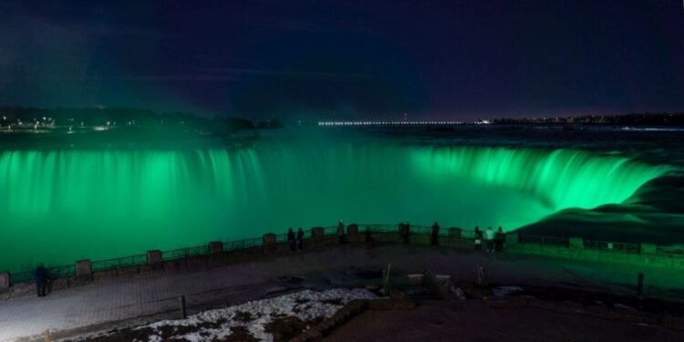 സെന്റ് പാട്രിക് ദിനത്തിൽ വിസ്മയക്കാഴ്ചയൊരുക്കാൻ നയാഗ്ര ഫോൾസ്; മാർച്ച് 17-ന് വെള്ളച്ചാട്ടം പച്ചനിറത്തിൽ തിളങ്ങും 1 Niagara Falls