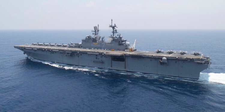 മിഡിൽ ഈസ്റ്റിലേക്ക് 2500 സൈനികരുമായി യുഎസ്എസ് ട്രിപോളി; പടയൊരുക്കം ശക്തമാക്കി അമേരിക്ക 1 മിഡിൽ ഈസ്റ്റിലേക്ക് 2500 സൈനികരുമായി യുഎസ്എസ് ട്രിപോളി; പടയൊരുക്കം ശക്തമാക്കി അമേരിക്ക