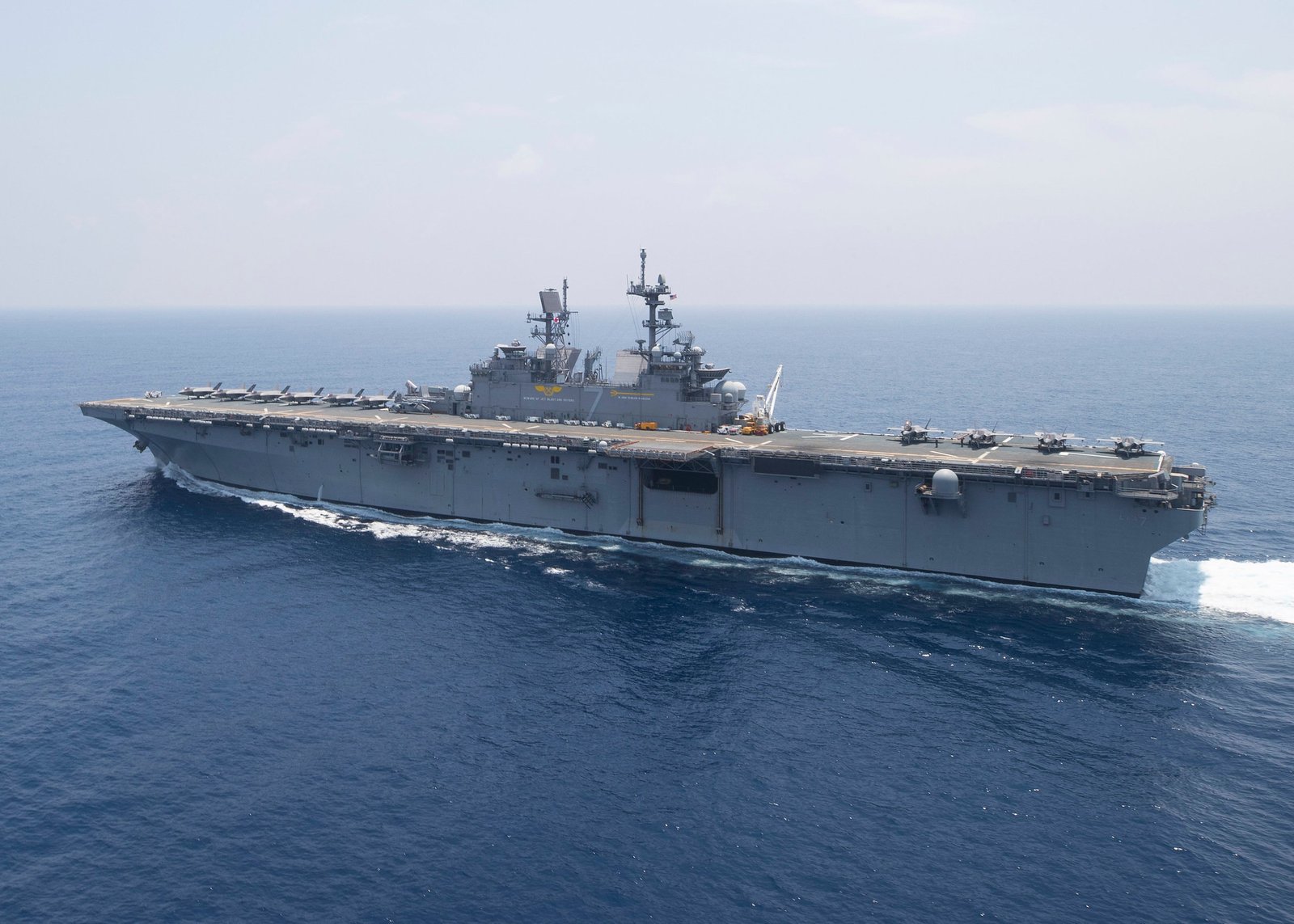 മിഡിൽ ഈസ്റ്റിലേക്ക് 2500 സൈനികരുമായി യുഎസ്എസ് ട്രിപോളി; പടയൊരുക്കം ശക്തമാക്കി അമേരിക്ക