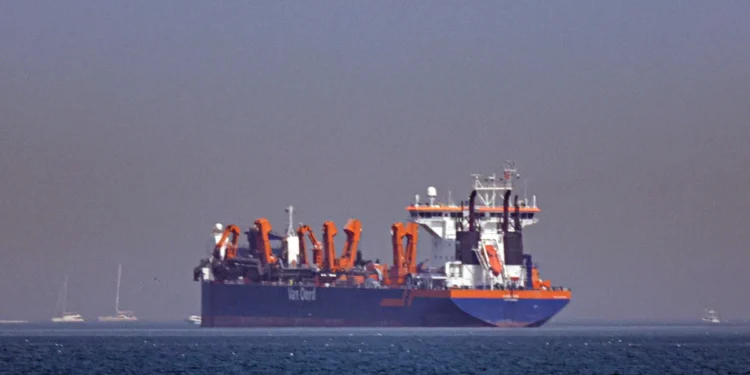 കപ്പൽ ഗതാഗതം വിലക്കി ഇറാൻ; ഹോർമൂസ് കടലിടുക്കിൽ കപ്പലുകൾക്ക് നേരെ ആക്രമണം, കുതിച്ചുയർന്ന് എണ്ണവില