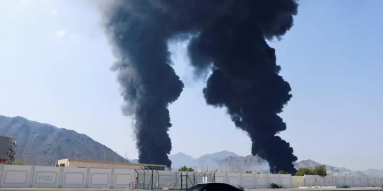 യുഎഇയിൽ വീണ്ടും ഡ്രോൺ ആക്രമണം: ദുബായ് വിമാനത്താവളം താൽക്കാലികമായി അടച്ചു; ഫുജൈറ എണ്ണ സംഭരണ കേന്ദ്രത്തിൽ തീപിടുത്തം 1 യുഎഇയിൽ വീണ്ടും ഡ്രോൺ ആക്രമണം: ദുബായ് വിമാനത്താവളം താൽക്കാലികമായി അടച്ചു; ഫുജൈറ എണ്ണ സംഭരണ കേന്ദ്രത്തിൽ തീപിടുത്തം