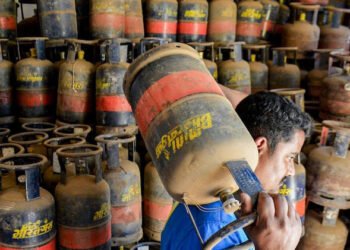 വാണിജ്യ എൽപിജി പ്രതിസന്ധി രൂക്ഷം: കൊച്ചിയിൽ ഹോട്ടലുകൾ അടച്ചുപൂട്ടുന്നു; വിറകടുപ്പിലേക്ക് മടങ്ങി ഉടമകൾ