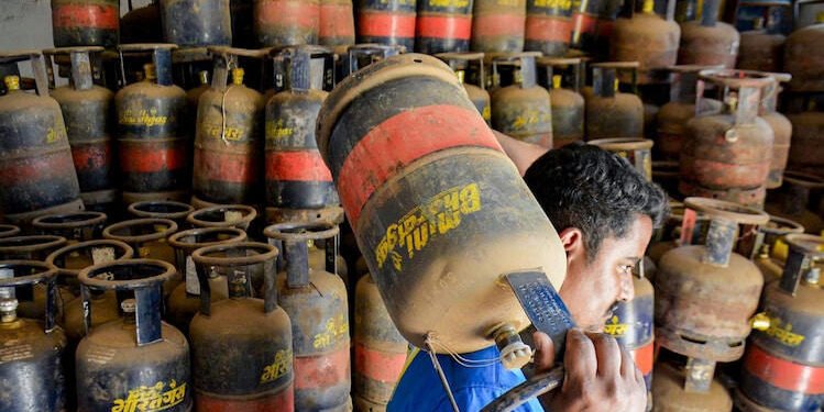 വാണിജ്യ എൽപിജി പ്രതിസന്ധി രൂക്ഷം: കൊച്ചിയിൽ ഹോട്ടലുകൾ അടച്ചുപൂട്ടുന്നു; വിറകടുപ്പിലേക്ക് മടങ്ങി ഉടമകൾ