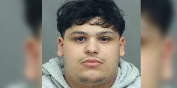 25,000 ഡോളറിന്റെ ക്രെഡിറ്റ് കാർഡ് തട്ടിപ്പ്: ടൊറന്റോയിൽ 20 വയസ്സുകാരൻ പിടിയിൽ; 16 കുറ്റങ്ങൾ ചുമത്തി 1 25,000 ഡോളറിന്റെ ക്രെഡിറ്റ് കാർഡ് തട്ടിപ്പ്: ടൊറന്റോയിൽ 20 വയസ്സുകാരൻ പിടിയിൽ; 16 കുറ്റങ്ങൾ ചുമത്തി