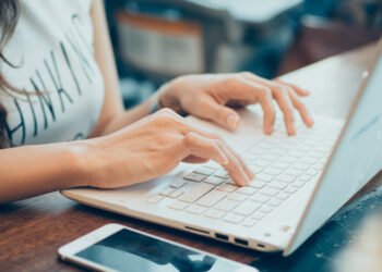 ഇനി പഞ്ചിംഗ് ഇല്ല, ബോസുമില്ല! എന്താണ് യുവാക്കൾക്കിടയിലെ ഈ 'നോ-കോളർ' ട്രെൻഡ്? 5 Online-Jobs