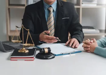 കാനഡയിൽ അഭിഭാഷകരാകാൻ ഇനി പണിപതിനെട്ടും; വിദേശികൾക്ക് കർശന നിയന്ത്രണങ്ങളുമായി പുതിയ നിയമം 1 Canada-lawyer-rules