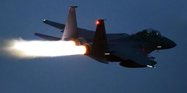 ആകാശത്ത് വട്ടംകറങ്ങി അഗ്നിഗോളമായി താഴേക്ക്; അമേരിക്കൻ നിർമ്മിത എഫ്-15 യുദ്ധവിമാനം തകർന്നു വീണു; ഇറാന്റെ അവകാശവാദം തള്ളി അമേരിക്ക