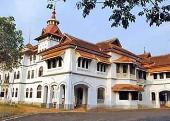 കവടിയാർ കൊട്ടാരത്തിൽ വൻ കവർച്ച; രണ്ട് കോടിയുടെ അമൂല്യ ആഭരണങ്ങൾ നഷ്ടപ്പെട്ടു, പരാതി നൽകി രാജകുടുംബാംഗം