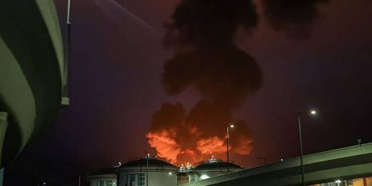 ഇറാന്റെ മിസൈൽ ആക്രമണം; യുഎഇയിൽ പാകിസ്താൻ സ്വദേശി കൊല്ലപ്പെട്ടു 1 ഇറാന്റെ മിസൈൽ ആക്രമണം; യുഎഇയിൽ പാകിസ്താൻ സ്വദേശി കൊല്ലപ്പെട്ടു