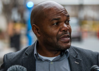 കൗൺസിലർ ക്രിസ് മോയിസ് പെരുമാറ്റച്ചട്ടം ലംഘിച്ചു; മോശം പദപ്രയോഗം നടത്തിയെന്ന് ഇൻ്റഗ്രിറ്റി കമ്മീഷണറുടെ റിപ്പോർട്ട്