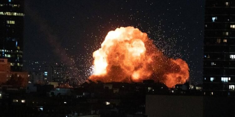 പൊട്ടിത്തെറി ശബ്ദങ്ങൾ കേട്ട് ഭയപ്പെടേണ്ട; ഏഴ് ഡ്രോണുകൾ തകർത്തെന്ന് കുവൈത്ത് സൈന്യം