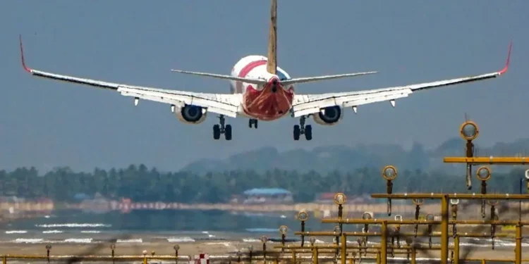 വിമാനയാത്രക്കാർക്ക് ആശ്വാസം; 60 ശതമാനം സീറ്റുകൾക്കും അധിക നിരക്ക് ഈടാക്കരുതെന്ന് ഡി.ജി.സി.എ. 1 വിമാനയാത്രക്കാർക്ക് ആശ്വാസം; 60 ശതമാനം സീറ്റുകൾക്കും അധിക നിരക്ക് ഈടാക്കരുതെന്ന് ഡി.ജി.സി.എ.