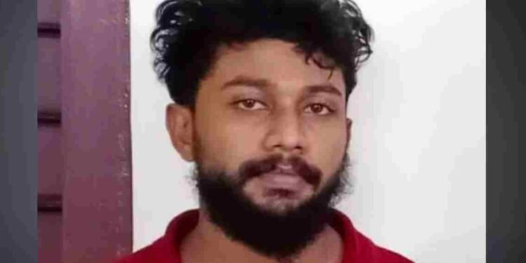 കരുനാഗപ്പള്ളിയിൽ ഗുണ്ടാപ്പക; ജിം സന്തോഷ് വധക്കേസ് പ്രതി ‘അലുവ അതുലിനെ’ വെട്ടിക്കൊന്നു, സംഭവം സ്റ്റേഷനിൽ ഒപ്പിട്ട് മടങ്ങുന്നതിനിടെ