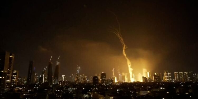 ഇസ്രയേലിനെ നടുക്കി ഇറാന്റെ ക്ലസ്റ്റർ ബോംബാക്രമണം; ചൈനയുടെയും റഷ്യയുടെയും പങ്ക് സംശയിച്ച് ഇസ്രയേൽ 1 ഇസ്രയേലിനെ നടുക്കി ഇറാന്റെ ക്ലസ്റ്റർ ബോംബാക്രമണം; ചൈനയുടെയും റഷ്യയുടെയും പങ്ക് സംശയിച്ച് ഇസ്രയേൽ