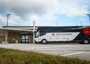 നയാഗ്രയിൽ നിന്ന് ടൊറന്റോ വിമാനത്താവളത്തിലേക്ക് ഇനി ആഡംബര യാത്ര; എയർ കാനഡയുടെ പുതിയ ബസ് സർവീസ് വരുന്നു 4 Air Canada Bus Service