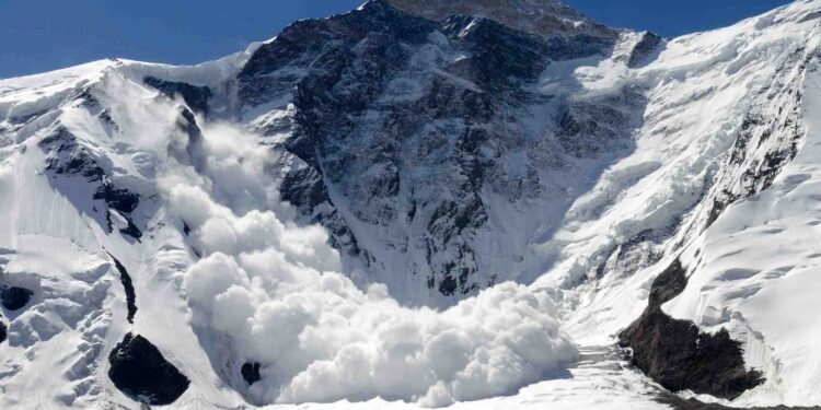 ബ്രിട്ടീഷ് കൊളംബിയയിലെ കൂട്ടിനെ പാസിൽ മഞ്ഞുപാളികൾ ഇടിഞ്ഞുവീണ് യുവാവ് മരിച്ചു 1 Avalanche