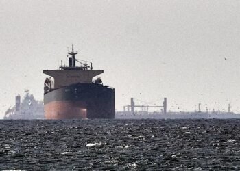 ഹോർമുസ് കടലിടുക്കിൽ കടത്തുചാർജ് കുത്തനെ കൂട്ടി ഇറാൻ; ഓരോ കപ്പലിനും ഈടാക്കുന്നത് 2 മില്യൺ ഡോളർ 3 ഹോർമുസ് കടലിടുക്കിൽ കടത്തുചാർജ് കുത്തനെ കൂട്ടി ഇറാൻ; ഓരോ കപ്പലിനും ഈടാക്കുന്നത് 2 മില്യൺ ഡോളർ