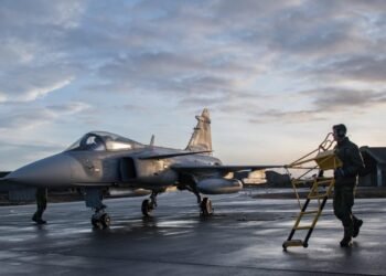 നാറ്റോ ദൗത്യത്തിന്റെ ഭാഗമായി സ്വീഡന്റെ ഗ്രിപ്പൻ യുദ്ധവിമാനങ്ങൾ ഐസ്‌ലൻഡിൽ; കാനഡയ്ക്ക് മുന്നിൽ കരുത്തുകാട്ടി സ്വീഡൻ