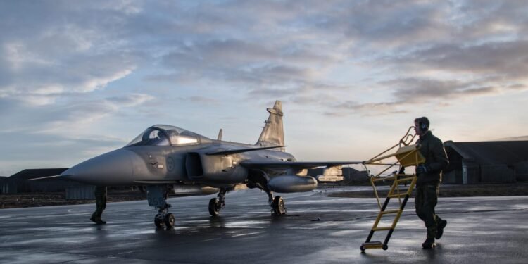 നാറ്റോ ദൗത്യത്തിന്റെ ഭാഗമായി സ്വീഡന്റെ ഗ്രിപ്പൻ യുദ്ധവിമാനങ്ങൾ ഐസ്‌ലൻഡിൽ; കാനഡയ്ക്ക് മുന്നിൽ കരുത്തുകാട്ടി സ്വീഡൻ