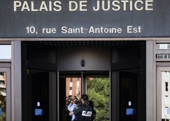 ട്രാൻസ്‌ജെൻഡർ വിദ്യാർത്ഥികളുടെ സ്വകാര്യതാ നയം: സ്കൂൾ ബോർഡിനെതിരെ അധ്യാപിക കോടതിയിൽ