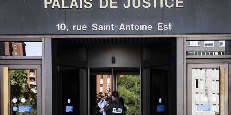 ട്രാൻസ്ജെൻഡർ വിദ്യാർത്ഥികളുടെ സ്വകാര്യതാ നയം: സ്കൂൾ ബോർഡിനെതിരെ അധ്യാപിക കോടതിയിൽ 1 ട്രാൻസ്ജെൻഡർ വിദ്യാർത്ഥികളുടെ സ്വകാര്യതാ നയം: സ്കൂൾ ബോർഡിനെതിരെ അധ്യാപിക കോടതിയിൽ