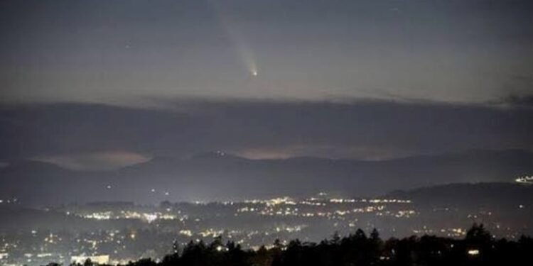 വാൻകൂവറിൽ ആകാശത്ത് അത്ഭുത വെളിച്ചവും വൻ ശബ്ദവും; പരിഭ്രാന്തി വേണ്ട, ഉൽക്കാ പ്രതിഭാസമെന്ന് വിദഗ്ധർ! 1 Vancouver sky