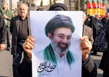 മുജ്തബ ഖമനയി എവിടെ? പശ്ചിമേഷ്യൻ യുദ്ധം നിർണ്ണായക ഘട്ടത്തിൽ; ഇറാൻ പരമോന്നത നേതാവിനെ തിരഞ്ഞ് സിഐഎയും മൊസാദും 1 മുജ്തബ ഖമനയി എവിടെ? പശ്ചിമേഷ്യൻ യുദ്ധം നിർണ്ണായക ഘട്ടത്തിൽ; ഇറാൻ പരമോന്നത നേതാവിനെ തിരഞ്ഞ് സിഐഎയും മൊസാദും