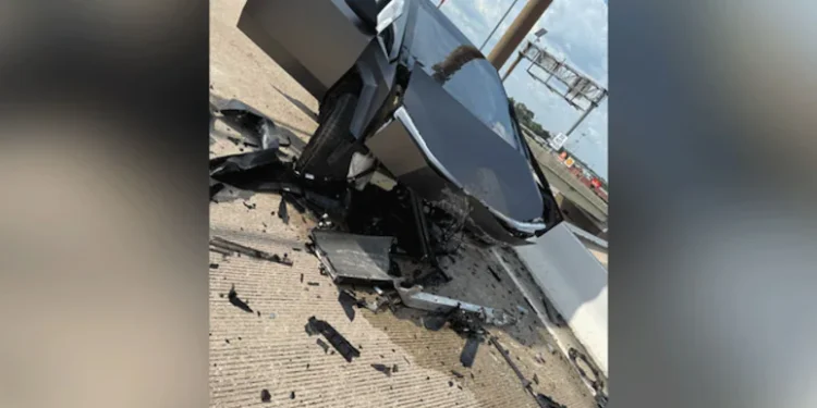 സൈബർട്രക്ക് അപകടം: ഇലോൺ മസ്കിന്റെ ടെസ്‌ലയ്‌ക്കെതിരെ യുഎസ് യുവതി കോടതിയിൽ