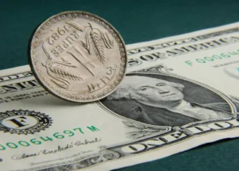 ഇന്ത്യയെ പൊള്ളിച്ച് പശ്ചിമേഷ്യൻ എഫക്ട്; ഡോളറിന് മുന്നിൽ കിതച്ച് രൂപ, റെക്കോര്‍ഡ് മൂല്യത്തകര്‍ച്ച, ആശങ്കയായി എണ്ണവില