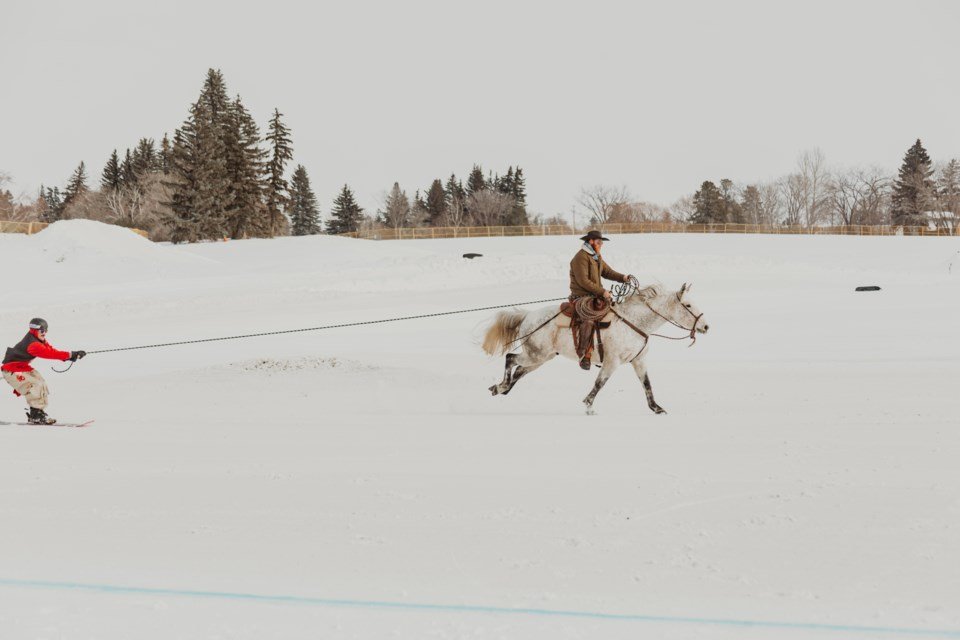 കുതിരകൾക്കൊപ്പം മഞ്ഞിലൂടെ പറക്കാം; സാസ്‌കാറ്റൂണിൽ വിസ്മയമായി ‘സ്കീജോറിംഗ്’ മേള