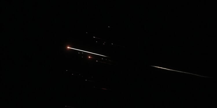 അബുദാബിയിലെ അൽ ഷവമേഖിൽ മിസൈൽ  അവശിഷ്ടം പതിച്ച് ഇന്ത്യക്കാരന് പരിക്ക്