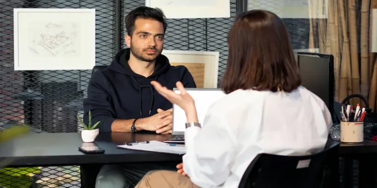 കൂടുതൽ യോഗ്യത വിനയാകുന്നു; സിവിയിൽ നിന്ന് അനുഭവപരിചയം വെട്ടിമുറിച്ച് ഉദ്യോഗാർത്ഥികൾ