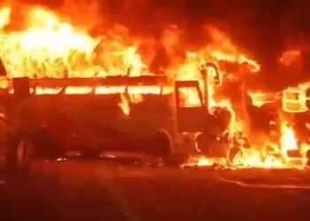 ആന്ധ്രയിൽ ബസും ലോറിയും കൂട്ടിയിടിച്ച് തീപിടിത്തം: പത്ത് തീർത്ഥാടകർ മരിച്ചു, 20 പേർക്ക് പരിക്ക് 9 ആന്ധ്രയിൽ ബസും ലോറിയും കൂട്ടിയിടിച്ച് തീപിടിത്തം: പത്ത് തീർത്ഥാടകർ മരിച്ചു, 20 പേർക്ക് പരിക്ക്