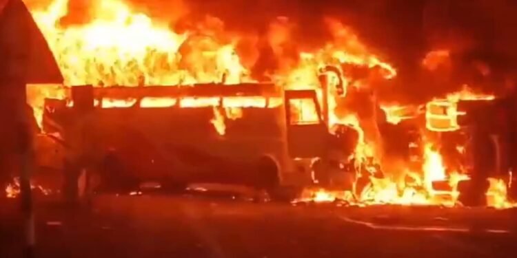 ആന്ധ്രയിൽ ബസും ലോറിയും കൂട്ടിയിടിച്ച് തീപിടിത്തം: പത്ത് തീർത്ഥാടകർ മരിച്ചു, 20 പേർക്ക് പരിക്ക്