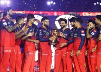 കിരീടം മാത്രമല്ല, കോടികളുടെ തിളക്കവും; ഐപിഎല്ലിലെ ഏറ്റവും മൂല്യമേറിയ ടീമായി ആർസിബി 5 കിരീടം മാത്രമല്ല, കോടികളുടെ തിളക്കവും; ഐപിഎല്ലിലെ ഏറ്റവും മൂല്യമേറിയ ടീമായി ആർസിബി