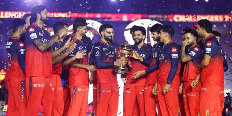 കിരീടം മാത്രമല്ല, കോടികളുടെ തിളക്കവും; ഐപിഎല്ലിലെ ഏറ്റവും മൂല്യമേറിയ ടീമായി ആർസിബി 1 കിരീടം മാത്രമല്ല, കോടികളുടെ തിളക്കവും; ഐപിഎല്ലിലെ ഏറ്റവും മൂല്യമേറിയ ടീമായി ആർസിബി