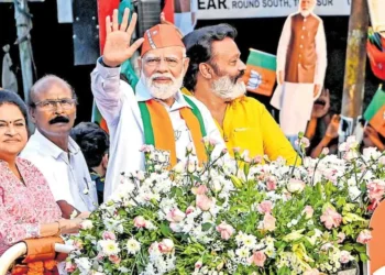 മോദിയുടെ തൃശൂർ റോഡ്ഷോ; ഇടതും വലതും വിട്ടെത്തിയവർ ഒപ്പം; പിന്നിൽ കൃത്യമായ രാഷ്ട്രീയ സന്ദേശമോ?