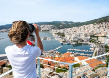 വിദേശത്ത് സ്ഥിരതാമസമാക്കണോ? ഈ രാജ്യങ്ങളിൽ വീട് വാങ്ങിയാൽ പൗരത്വവും ഗ്രീൻ കാർഡും സ്വന്തമാക്കാം; നിക്ഷേപകർക്ക് സുവർണ്ണാവസരം