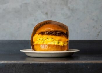 ഫുഡ് ട്രക്കിൽ നിന്ന് ലോകം കീഴടക്കിയ രുചി; ലോസ് ആഞ്ചലസിലെ ‘എഗ്ഗ്സ്ലട്ട്’ ഇനി കാനഡയിലും; ആദ്യ ഔട്ട്‌ലെറ്റ് ടൊറന്റോയിൽ