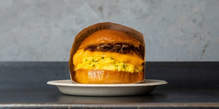 ഫുഡ് ട്രക്കിൽ നിന്ന് ലോകം കീഴടക്കിയ രുചി; ലോസ് ആഞ്ചലസിലെ ‘എഗ്ഗ്സ്ലട്ട്’ ഇനി കാനഡയിലും; ആദ്യ ഔട്ട്‌ലെറ്റ് ടൊറന്റോയിൽ