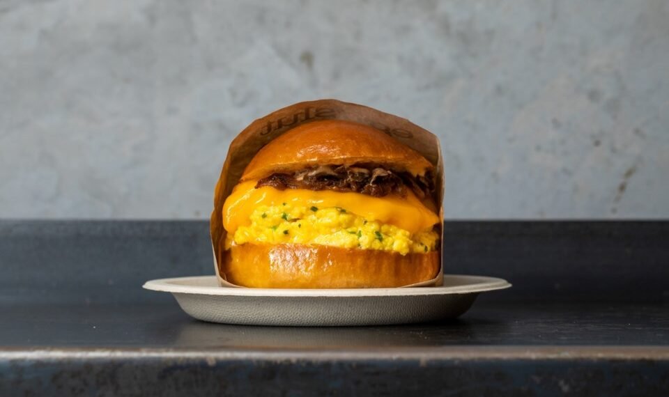 ഫുഡ് ട്രക്കിൽ നിന്ന് ലോകം കീഴടക്കിയ രുചി; ലോസ് ആഞ്ചലസിലെ ‘എഗ്ഗ്സ്ലട്ട്’ ഇനി കാനഡയിലും; ആദ്യ ഔട്ട്‌ലെറ്റ് ടൊറന്റോയിൽ