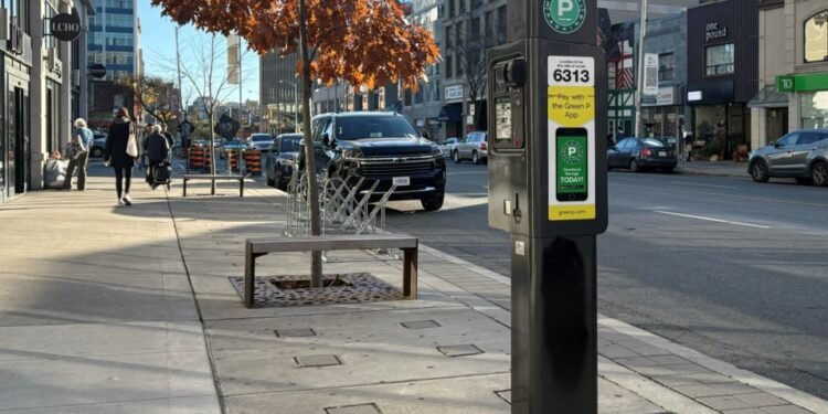 വലിയ വാഹനങ്ങൾക്ക് പാർക്കിങ് ചാർജ് കൂടുമോ? കാനഡയിലെ നഗരങ്ങളിലെ സ്ഥലപരിമിതിയിൽ പുതിയ ചർച്ചകൾക്ക് തുടക്കം