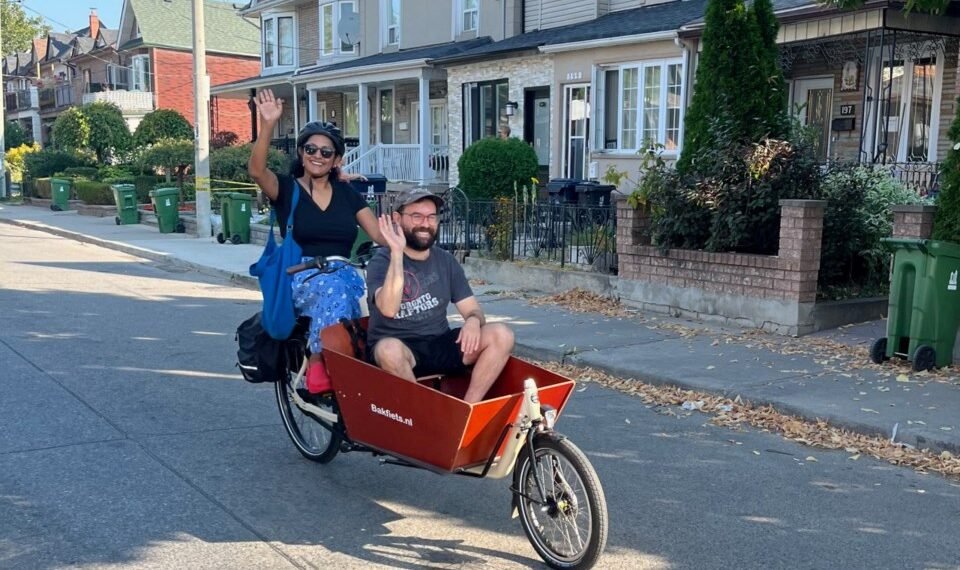 കാർഗോ ഇ-ബൈക്കുകളിൽ ഇനി മക്കളെയും ഒപ്പം കൂട്ടാം; നിയമം പരിഷ്കരിക്കാൻ ഒന്റാറിയോ സർക്കാർ, പിഴ ഒഴിവാകും