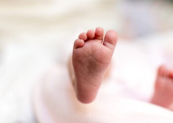 ബ്ലേഡുകൊണ്ട് നവജാത ശിശുവിന്റെ കഴുത്തറുഞ്ഞു; മുഖത്ത് കൈകൊണ്ടമർത്തി ശ്വാസം മുട്ടിച്ചു: ക്രൂരത വെളിപ്പെടുത്തി മാതാവ്