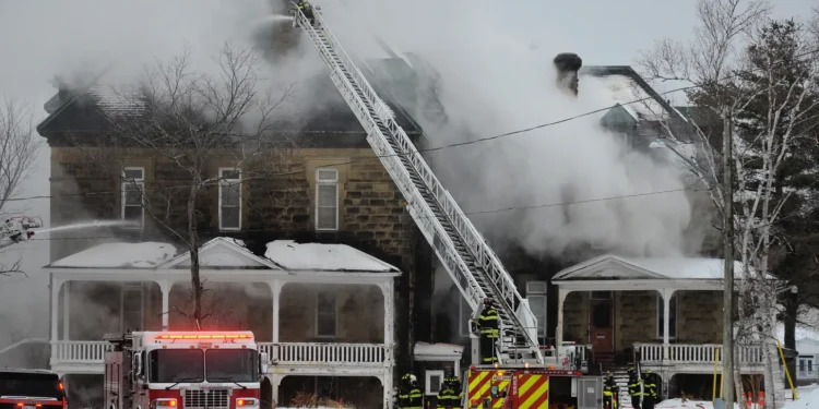 ചാത്തമിലെ നൂറ്റാണ്ടുകൾ പഴക്കമുള്ള കോൺവെൻ്റ് കെട്ടിടത്തിൽ വൻ തീപിടിത്തം; സംഭവം ഈസ്റ്റർ ദിനത്തിൽ 1 ചാത്തമിലെ നൂറ്റാണ്ടുകൾ പഴക്കമുള്ള കോൺവെൻ്റ് കെട്ടിടത്തിൽ വൻ തീപിടിത്തം; സംഭവം ഈസ്റ്റർ ദിനത്തിൽ