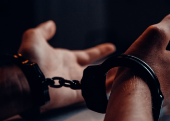 ബാലവേലയ്ക്കായി കുട്ടികളെ കടത്താൻ ശ്രമം: എട്ടുപേർ പിടിയിൽ, 163 കുട്ടികളെ രക്ഷപ്പെടുത്തി റെയിൽവേ പോലീസ് 1 handcuffs