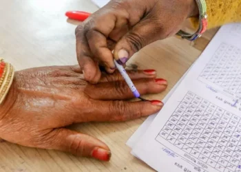 വോട്ടർമാരെ സ്വാധീനിക്കാൻ ശ്രമിച്ചെന്ന പരാതിയിൽ പോളിങ് ഓഫിസറെ മാറ്റി; കണ്ണൂരിൽ ബൂത്ത് ഏജന്റിന് മേൽ നായ്ക്കുരണപ്പൊടി വിതറി