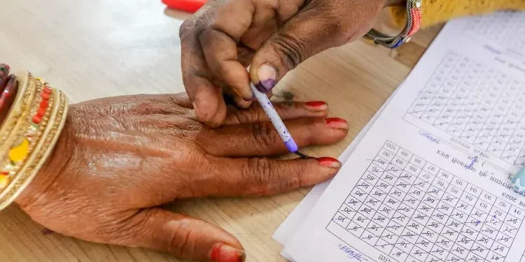 വോട്ടർമാരെ സ്വാധീനിക്കാൻ ശ്രമിച്ചെന്ന പരാതിയിൽ പോളിങ് ഓഫിസറെ മാറ്റി; കണ്ണൂരിൽ ബൂത്ത് ഏജന്റിന് മേൽ നായ്ക്കുരണപ്പൊടി വിതറി