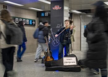 ടൊറന്റോ സബ്‌വേയിലെ ‘സൂപ്പർസ്റ്റാർ’; 30 വർഷമായി യാത്രക്കാരുടെ മനംകവർന്ന് ഈ സെല്ലോ വാദകൻ